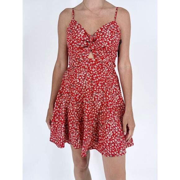 Women’s Red Twist Peekaboo Front Tie Back Daisy Floral Print Sundress Size Small - Picture 1 of 3